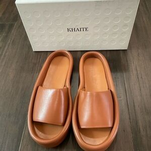 KHAITE Venice Caramel Brown Leather Open Toe Raises Sole Slide Sandals S…